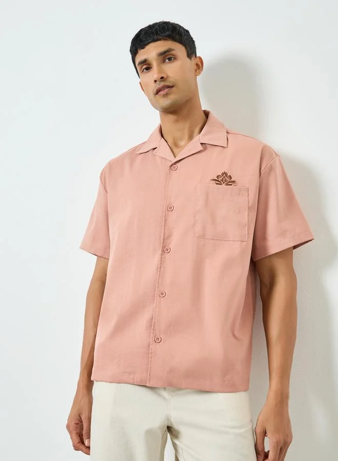 ستايلي قميص واسع بجيب صدر مُطرّز