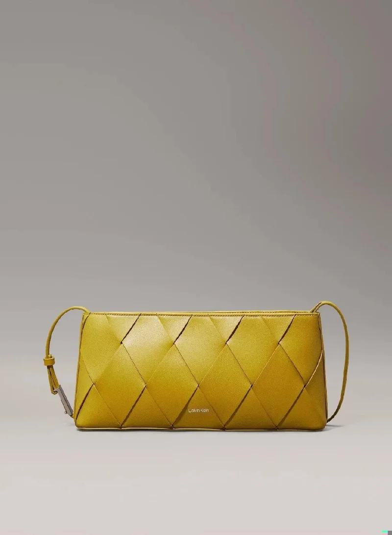 كالفن كلاين شنطة كتف بتصميم منسوج