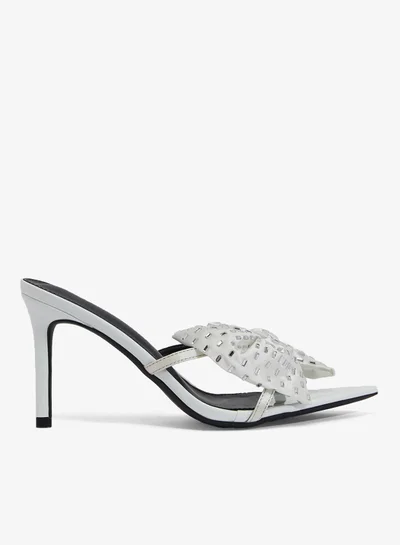 جينجر صنادل بكعب عالٍ مزينة باللؤلؤ وربطة فيونكة