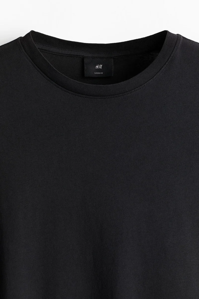 اتش اند ام تي-شيرت بقصّة واسعة ومظهر مكحوت