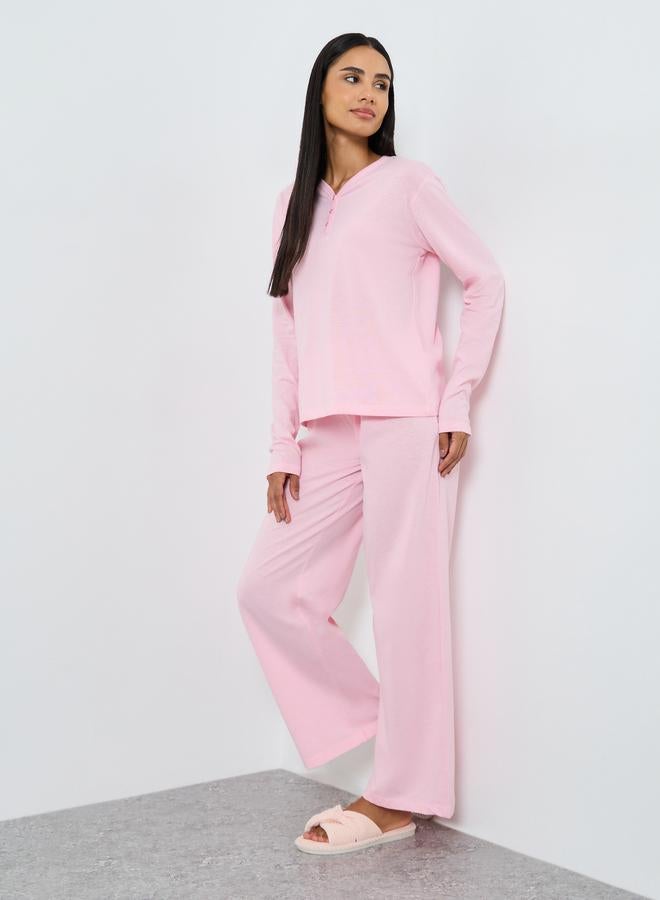 ستايلي طقم بيجامة تيشيرت قطن بأزرار أمامية وبنطال بأرجل واسعة - Image 1