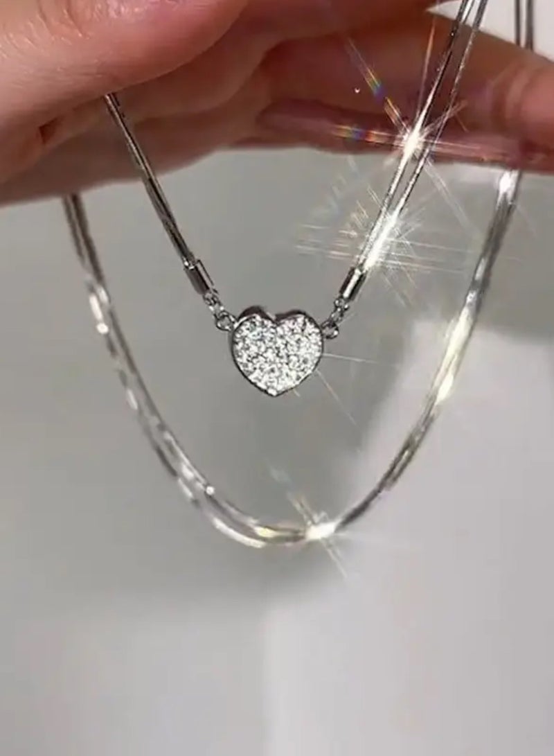 إيكوال سلسال نسائي أنيق مصنوع من الاستانلس ستيل باللون الفضي يغلق ويفتح بالمغناطيس - Image 3