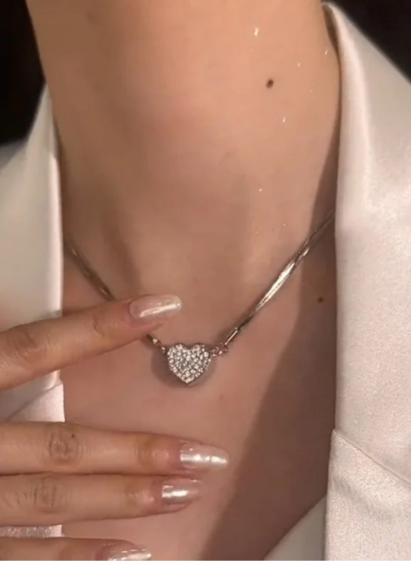 إيكوال سلسال نسائي أنيق مصنوع من الاستانلس ستيل باللون الفضي يغلق ويفتح بالمغناطيس - Image 4