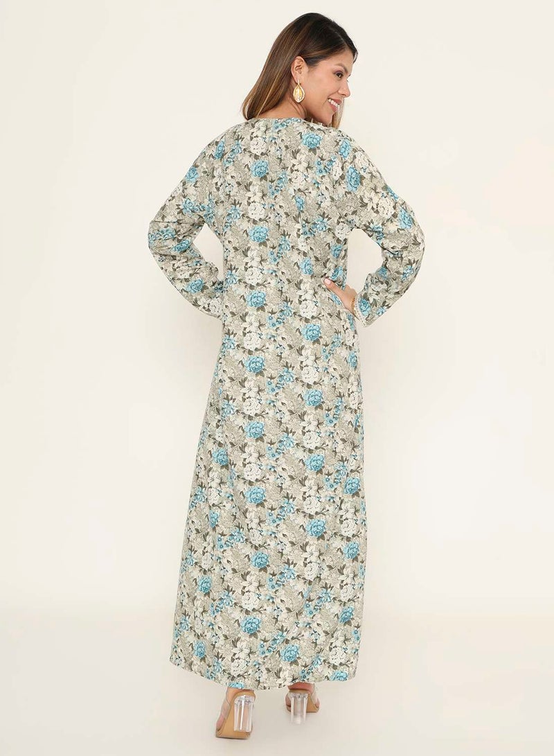 هانا آند سارا جلابية عربية مطبوعة بالورود باللونين الأزرق والأبيض مع رقبة مطرزة - Image 2