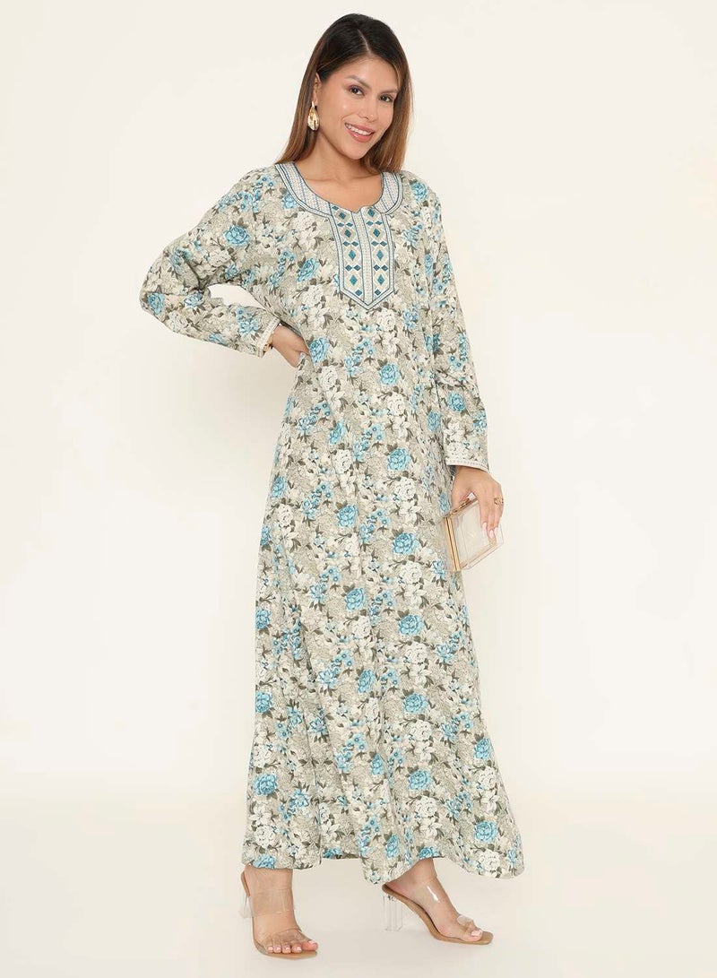 هانا آند سارا جلابية عربية مطبوعة بالورود باللونين الأزرق والأبيض مع رقبة مطرزة - Image 4