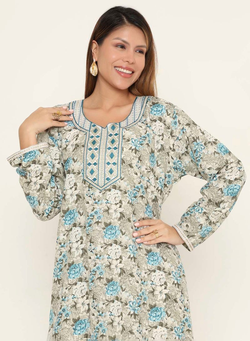 هانا آند سارا جلابية عربية مطبوعة بالورود باللونين الأزرق والأبيض مع رقبة مطرزة - Image 3