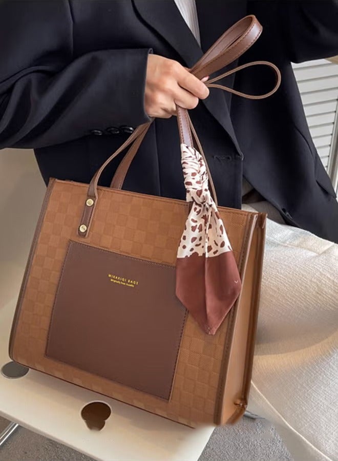 كان واي حقيبة كتف نسائية مزدوجة اللون مصنوعة من الجلد مزينة بنقوش هندسية وحرف محفورة ومزينة بشريط من الحرير الملفوف حول المقبض ومناسبة للاستخدام اليومي والعمل وتتميز بسعة كبيرة لحفظ الأغراض الشخصية - Image 2