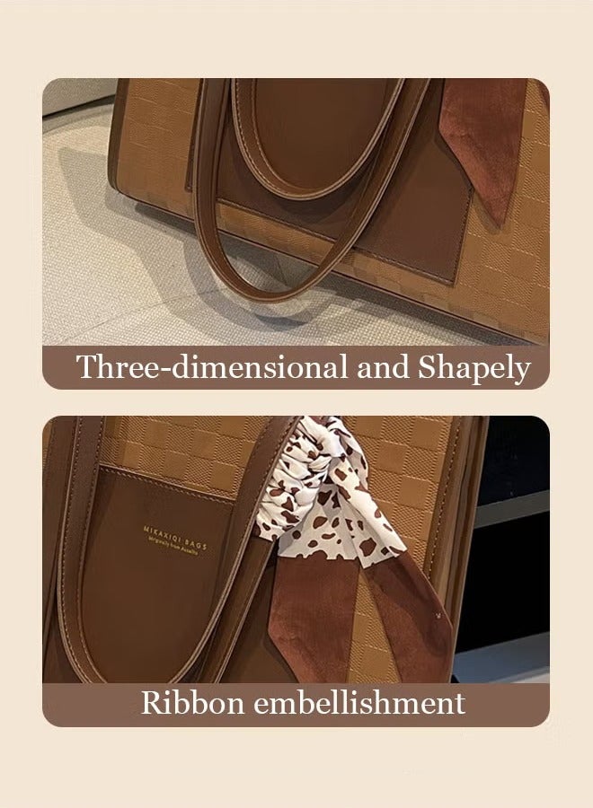 كان واي حقيبة كتف نسائية مزدوجة اللون مصنوعة من الجلد مزينة بنقوش هندسية وحرف محفورة ومزينة بشريط من الحرير الملفوف حول المقبض ومناسبة للاستخدام اليومي والعمل وتتميز بسعة كبيرة لحفظ الأغراض الشخصية - Image 3