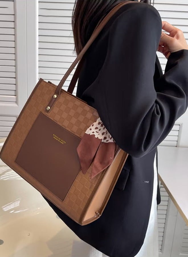 كان واي حقيبة كتف نسائية مزدوجة اللون مصنوعة من الجلد مزينة بنقوش هندسية وحرف محفورة ومزينة بشريط من الحرير الملفوف حول المقبض ومناسبة للاستخدام اليومي والعمل وتتميز بسعة كبيرة لحفظ الأغراض الشخصية - Image 4