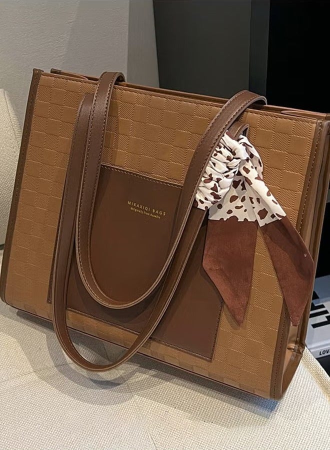 كان واي حقيبة كتف نسائية مزدوجة اللون مصنوعة من الجلد مزينة بنقوش هندسية وحرف محفورة ومزينة بشريط من الحرير الملفوف حول المقبض ومناسبة للاستخدام اليومي والعمل وتتميز بسعة كبيرة لحفظ الأغراض الشخصية - Image 5