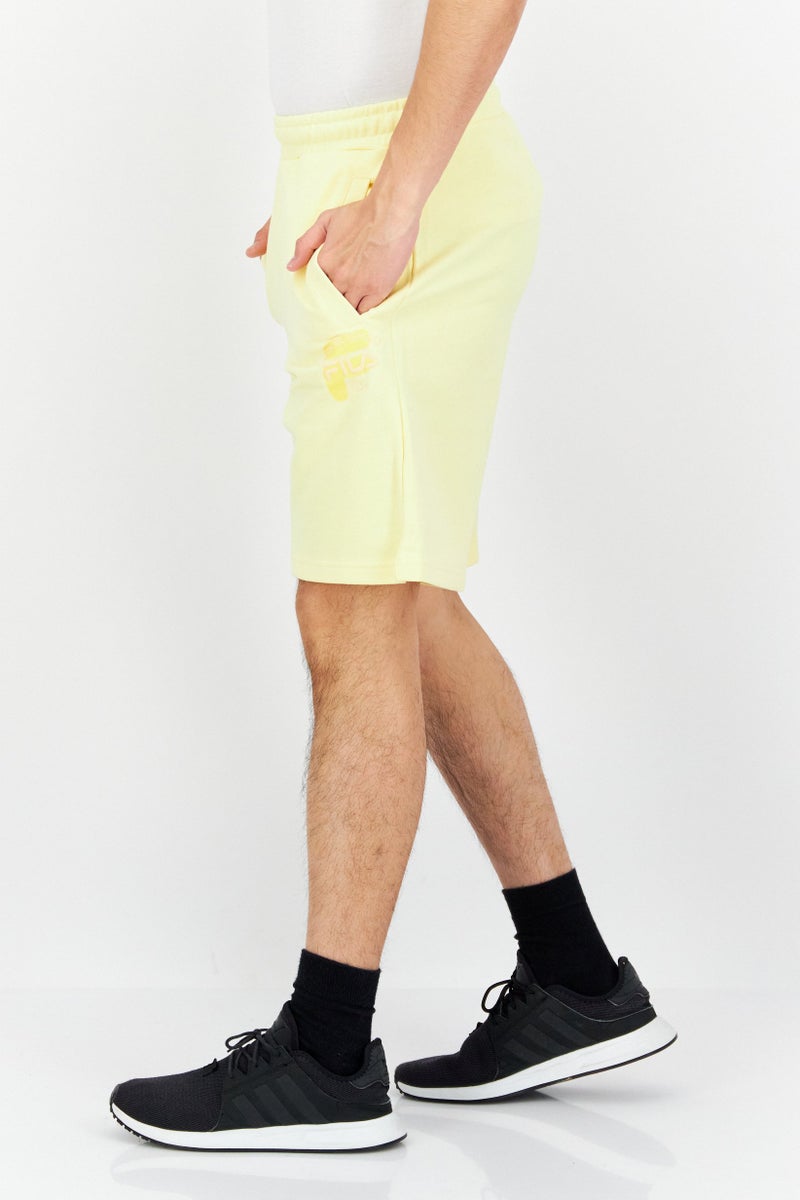 FILA شورتات خارجية للرجال بتصميم فضفاض مع حبل سحب، أصفر - Image 2