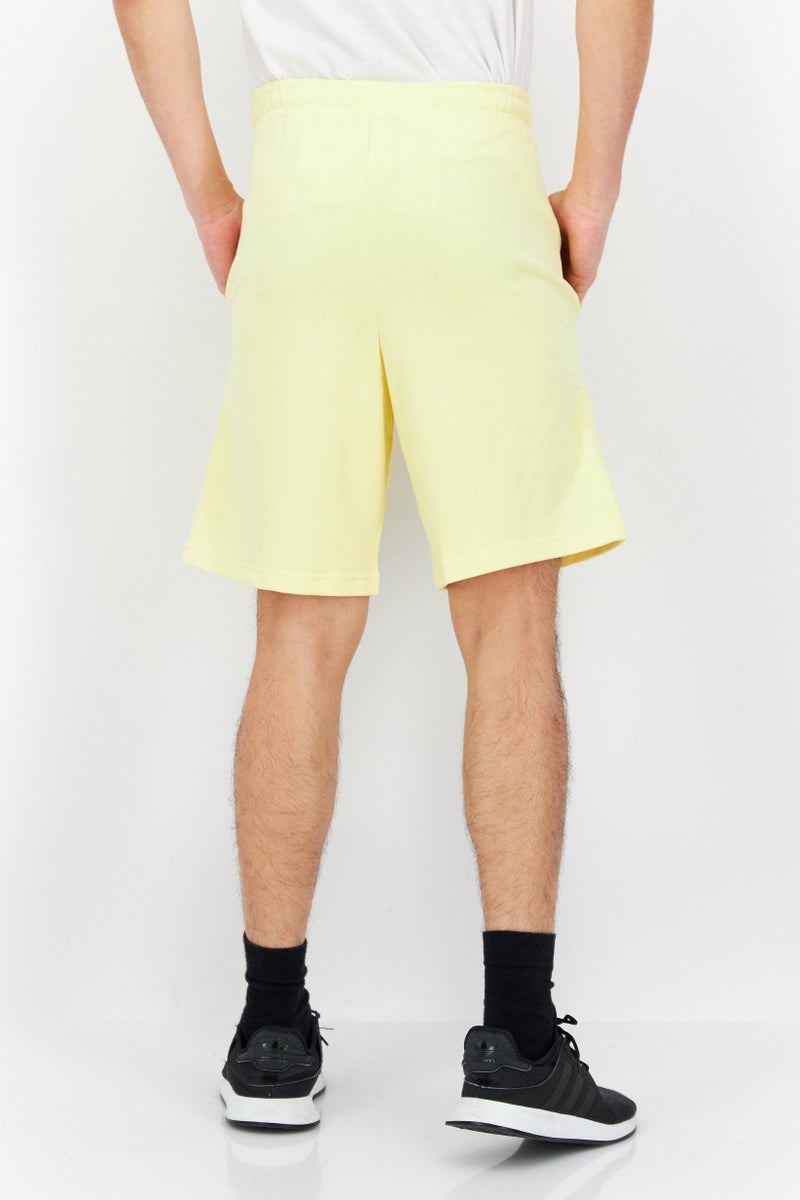 FILA شورتات خارجية للرجال بتصميم فضفاض مع حبل سحب، أصفر - Image 4