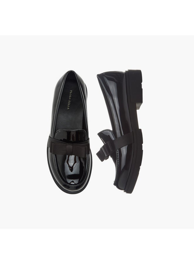 فلورا بيلا من شو إكسبرس حذاء مدرسي بناتي سهل الارتداء بلون سادة مع فيونكة - Image 3