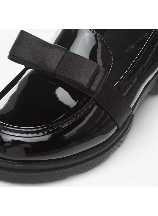 فلورا بيلا من شو إكسبرس حذاء مدرسي بناتي سهل الارتداء بلون سادة مع فيونكة - Image 4