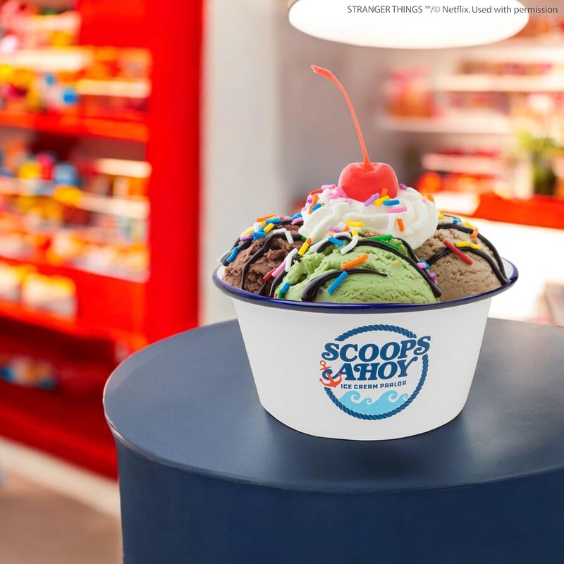 سينيريبلكاس تقليدات من مسلسل Stranger Things - وعاء الآيس كريم Scoops Ahoy والقبعة Ahoy - براءة تصنيع رسمية - Image 2