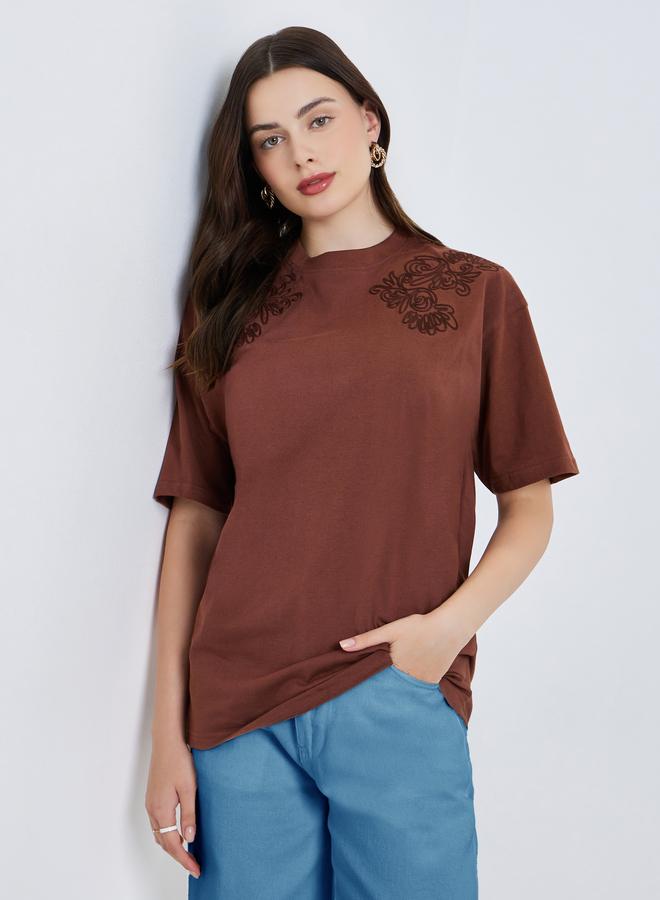 ستايلي تيشيرت قطني 100% بتطريز زهور متناغم - Image 3