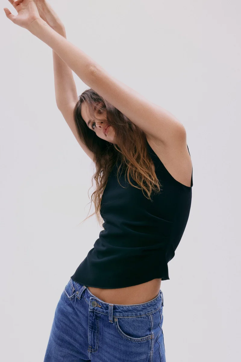 اتش اند ام بلوزة بتصميم غير متماثل