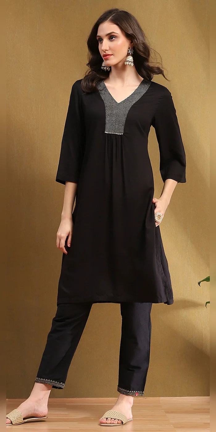 Women Black Solid Gathered Straight Kurta