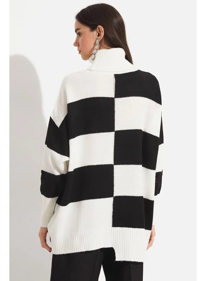 JUNE June Turtleneck Checked Oversize Sweater Ecru - Black