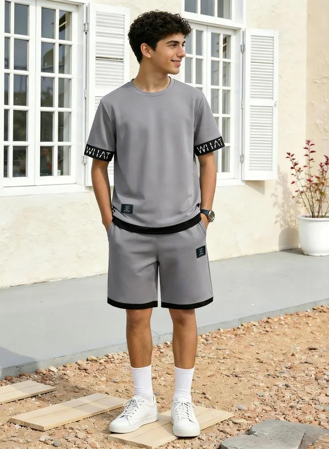 تايك تو مجموعة من تيشيرت بياقة دائرية بطبعة كتابة وشورت