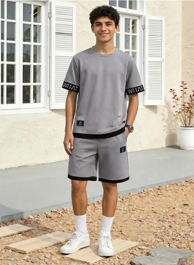 تايك تو مجموعة من تيشيرت بياقة دائرية بطبعة كتابة وشورت