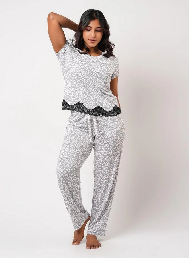Aadaraya Pyjama Set T-shirt & Trousers