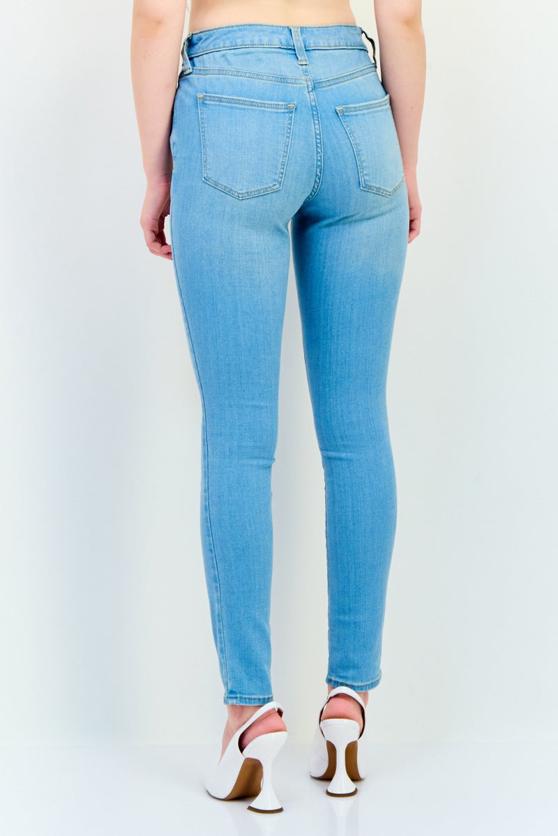 Universal Thread جينز دنيم ضيق للنساء بقصة مريحة، غسول، قابل للتمدد، طول عادي، أزرق فاتح - Image 3