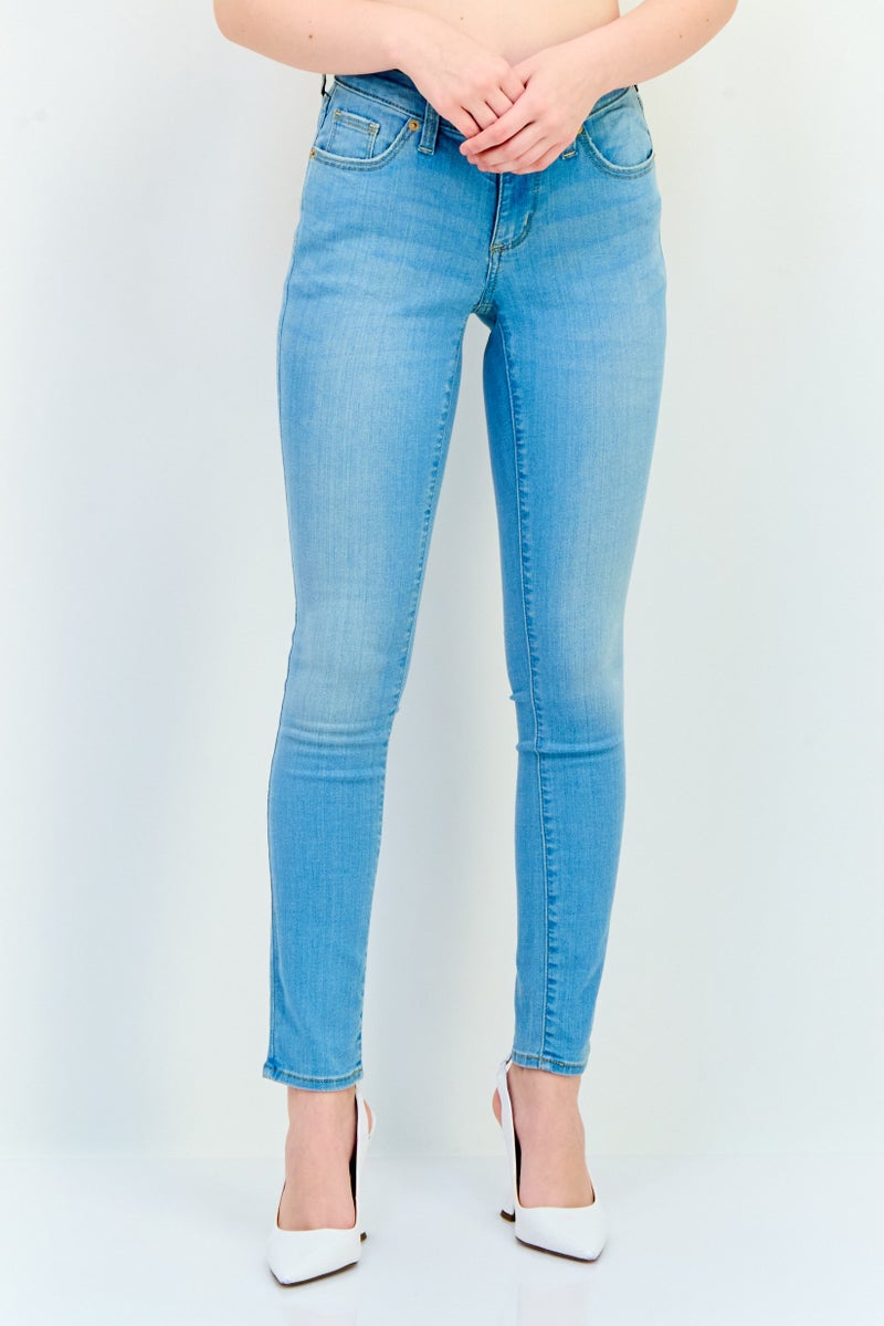 Universal Thread جينز دنيم ضيق للنساء بقصة مريحة، غسول، قابل للتمدد، طول عادي، أزرق فاتح - Image 1