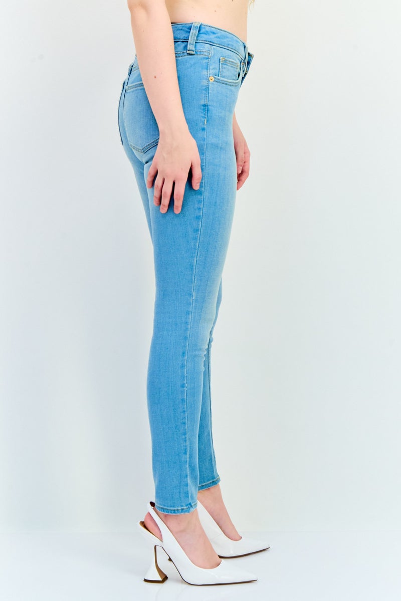 Universal Thread جينز دنيم ضيق للنساء بقصة مريحة، غسول، قابل للتمدد، طول عادي، أزرق فاتح - Image 2