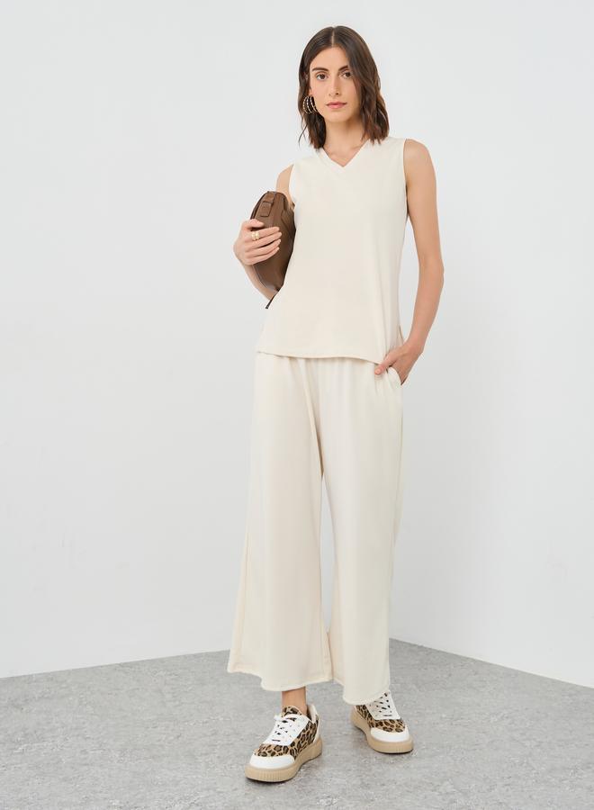 تايك تو طقم نسائي من قطعتين بلون كريمي، بلوزة بدون أكمام وبنطلون - Image 2