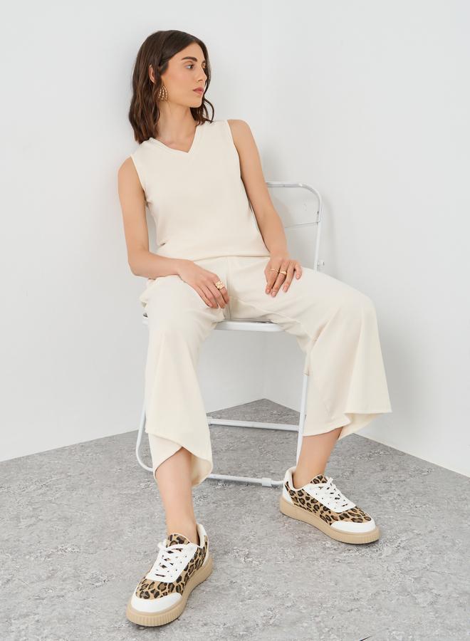 تايك تو طقم نسائي من قطعتين بلون كريمي، بلوزة بدون أكمام وبنطلون - Image 1