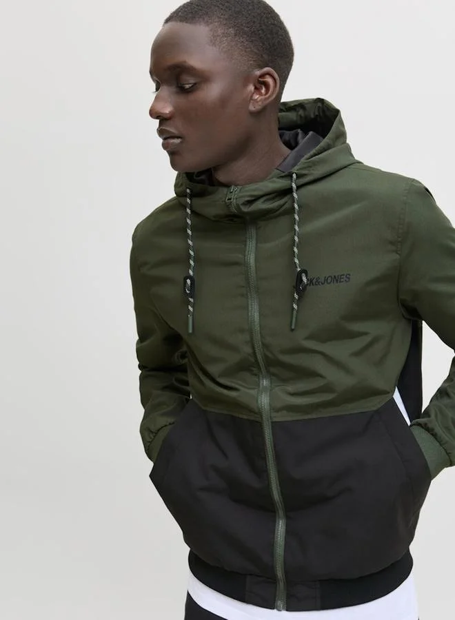 جاك اند جونز جاكيت بومبر بنمط كتل الالوان وياقة هودي