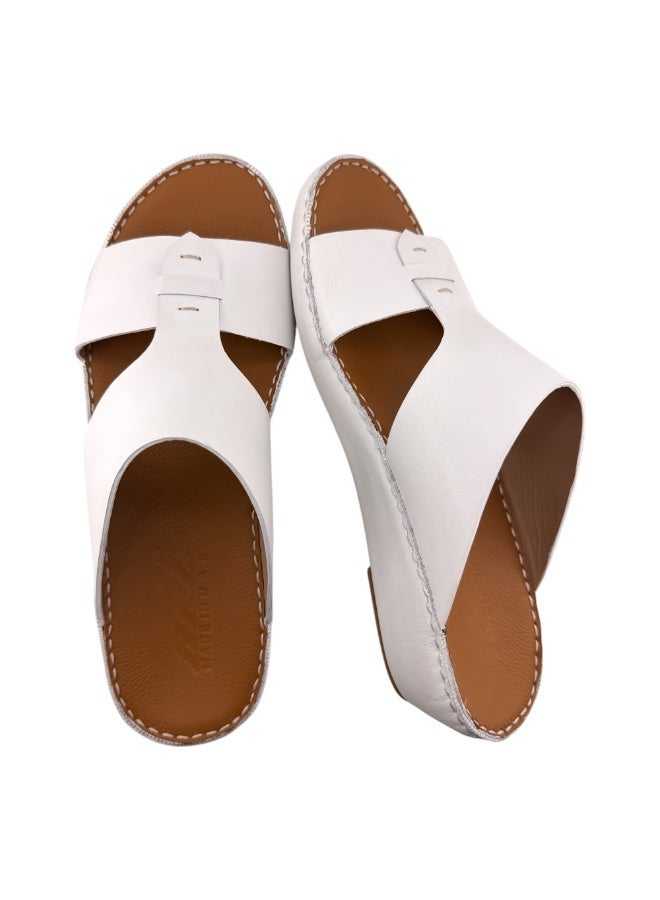 إيت صندل عربي يدوي الصنع للرجال من AET | شبشب رجالي خارجي | شبشب مفتوح الأصابع للاستخدام اليومي | جلد عربي أصلي ناعم بالكامل | تصميم جديد | نعل داخلي بلون بني فاتح | مريح وخفيف الوزن - Image 2