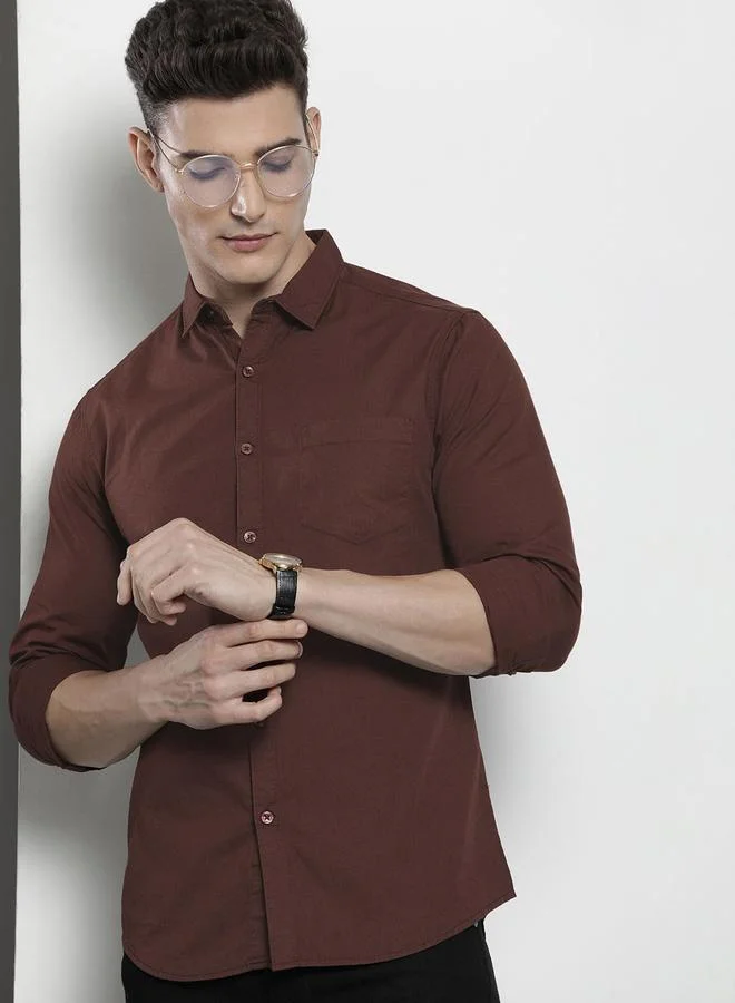 ذا انديان كراج كو قميص رجالي بني سادة بياقة مفتوحة – ستايل كلاسيكي