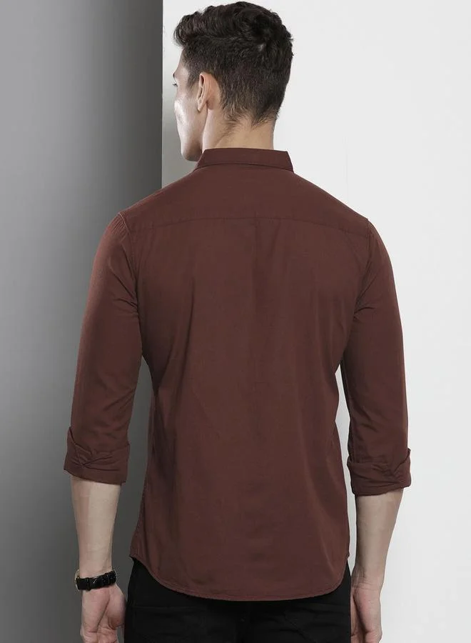 ذا انديان كراج كو قميص رجالي بني سادة بياقة مفتوحة – ستايل كلاسيكي