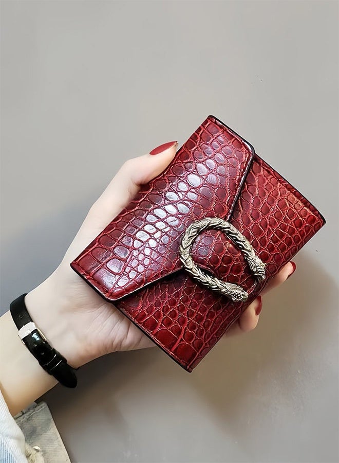 محفظة قصيرة نسائية بطبعة جلد التمساح الأحمر حامل بطاقات من الجلد الصناعي الفاخر مع إبزيم معدني مزخرف تصميم نحيف وصغير للاستخدام اليومي التسوق في العيد هدية حفل الزفاف النزهات غير الرسمية - Image 1