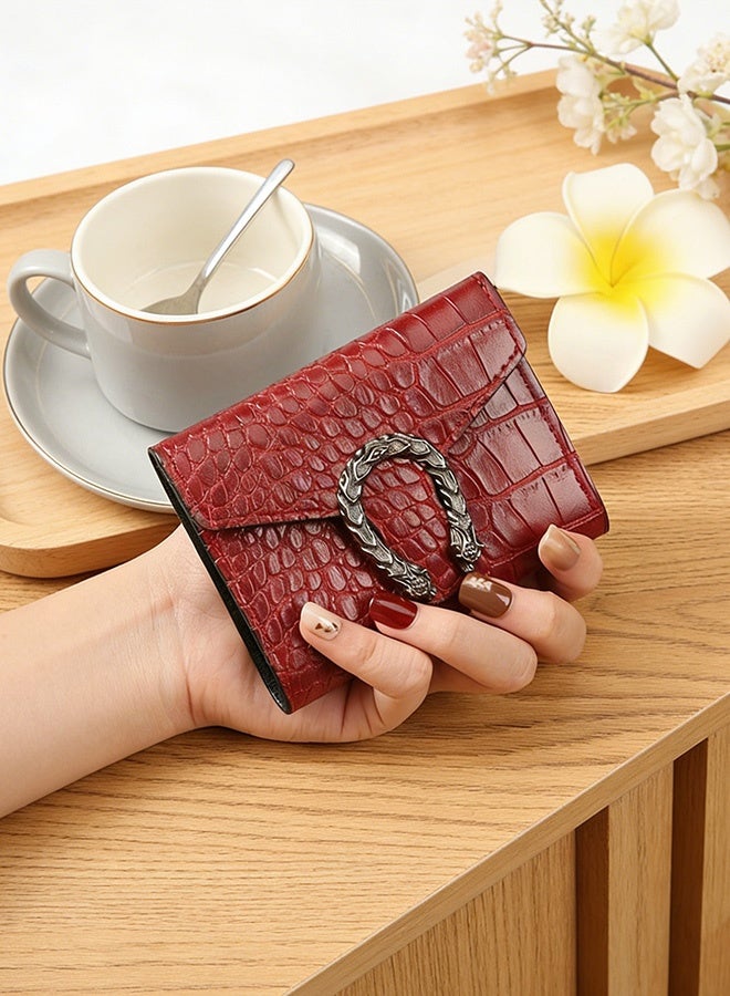 محفظة قصيرة نسائية بطبعة جلد التمساح الأحمر حامل بطاقات من الجلد الصناعي الفاخر مع إبزيم معدني مزخرف تصميم نحيف وصغير للاستخدام اليومي التسوق في العيد هدية حفل الزفاف النزهات غير الرسمية - Image 2