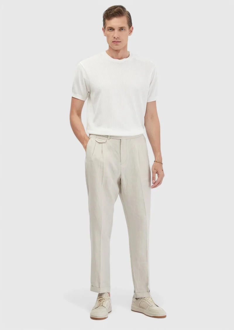 رامسي تيشيرت أبيض من قماش الجاكار، بياقة دائرية، مصنوع من القطن بنسبة 100%