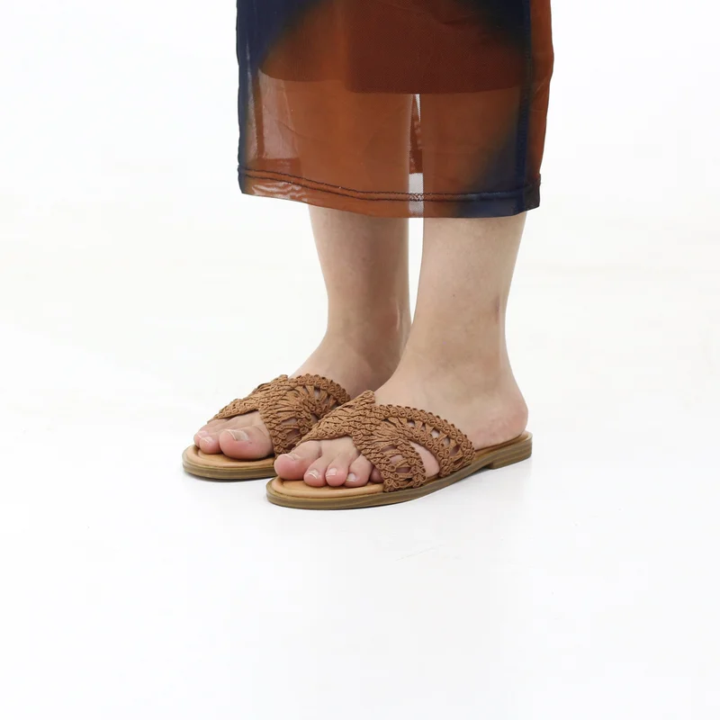 لاماراباريس صنادل مسطحة بأحزمة متقاطعة منسوجة