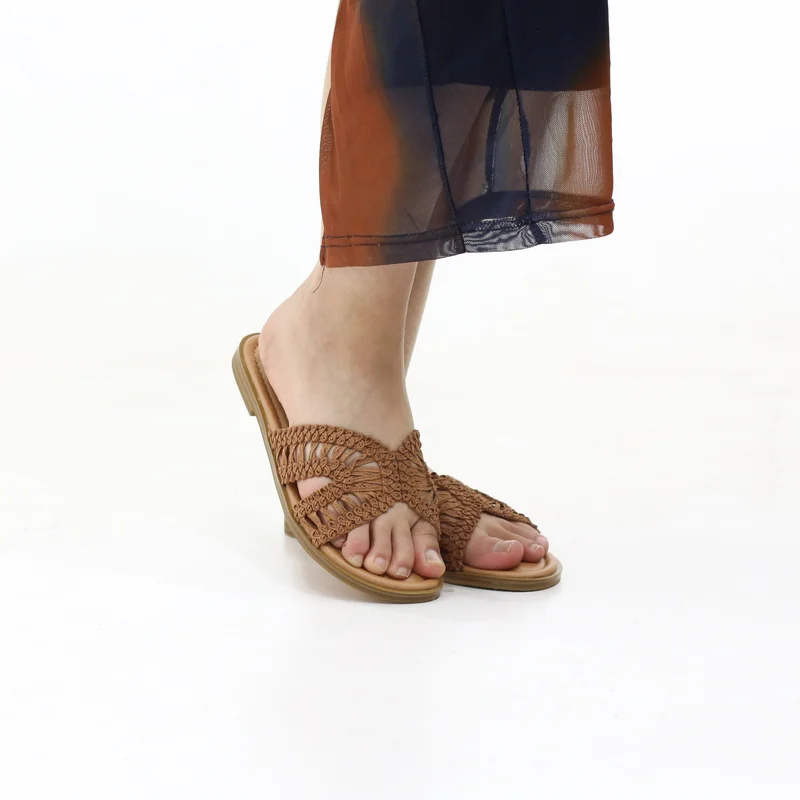 لاماراباريس صنادل مسطحة بأحزمة متقاطعة منسوجة