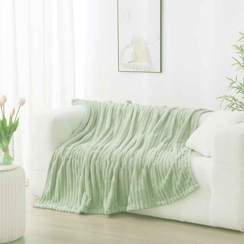 Linecooo بطانية من الصوف باللون الأخضر الكريمي، مقاس 60” × 80”， مناسبة للأريكة أو السرير، ناعمة جدًا ومريحة، مصنوعة من القطن الميكروفيبر مع تصميم خطوط، خفيفة الوزن، مناسبة للبالغين والنساء والفتيات. - Image 2