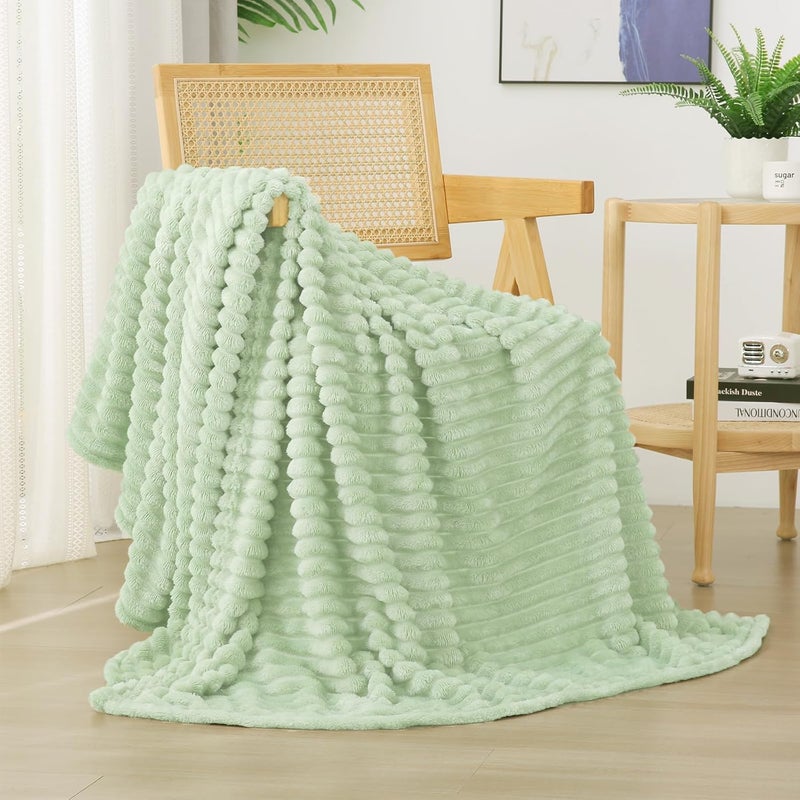 Linecooo بطانية من الصوف باللون الأخضر الكريمي، مقاس 60” × 80”， مناسبة للأريكة أو السرير، ناعمة جدًا ومريحة، مصنوعة من القطن الميكروفيبر مع تصميم خطوط، خفيفة الوزن، مناسبة للبالغين والنساء والفتيات. - Image 1