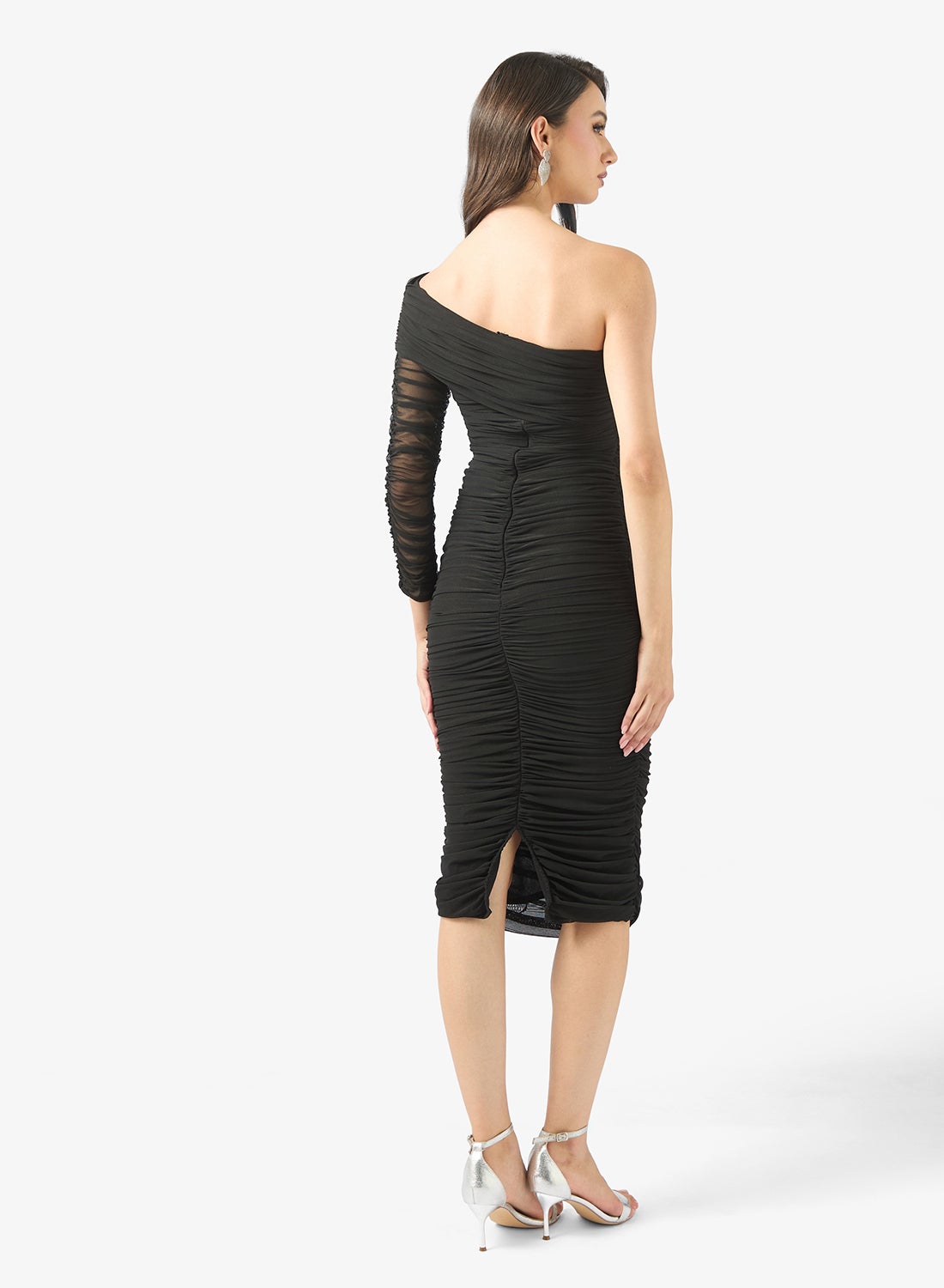 فستان بقصة ضيقة وأكمام مزمومة