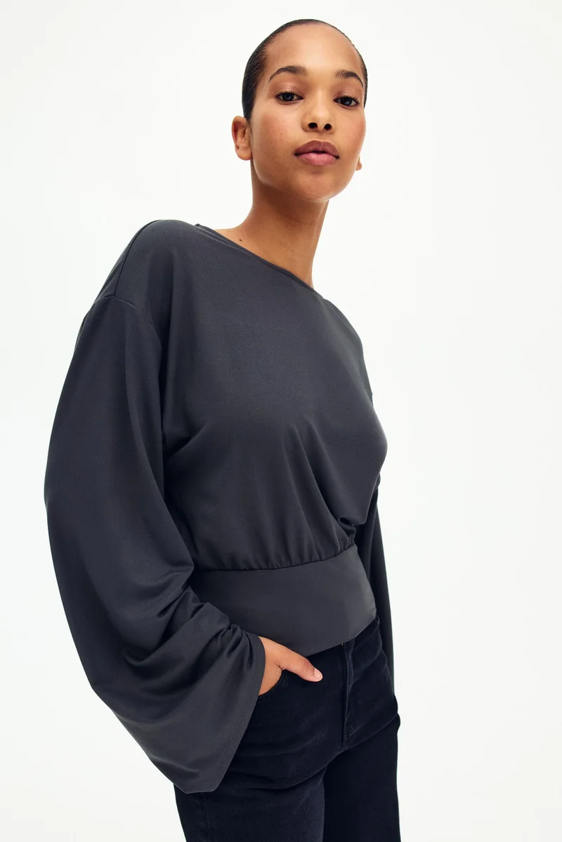 اتش اند ام بلوزة جيرسي بتصميم مجمّع