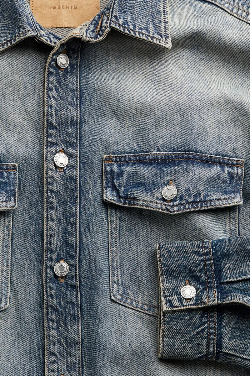 اتش اند ام قميص فضفاض من الدنيم