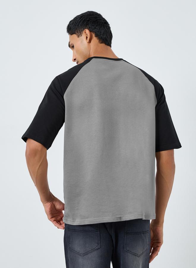 ستايلي تيشيرت واسع مطبوع بأكمام ريجلان - Image 5