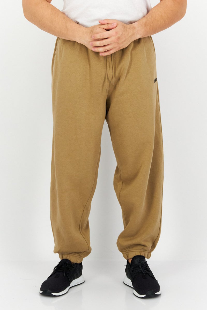 Levi's سروال رياضي للرجال بقصة عادية مع حبل شد، بشعار العلامة التجارية، كاكي - Image 1