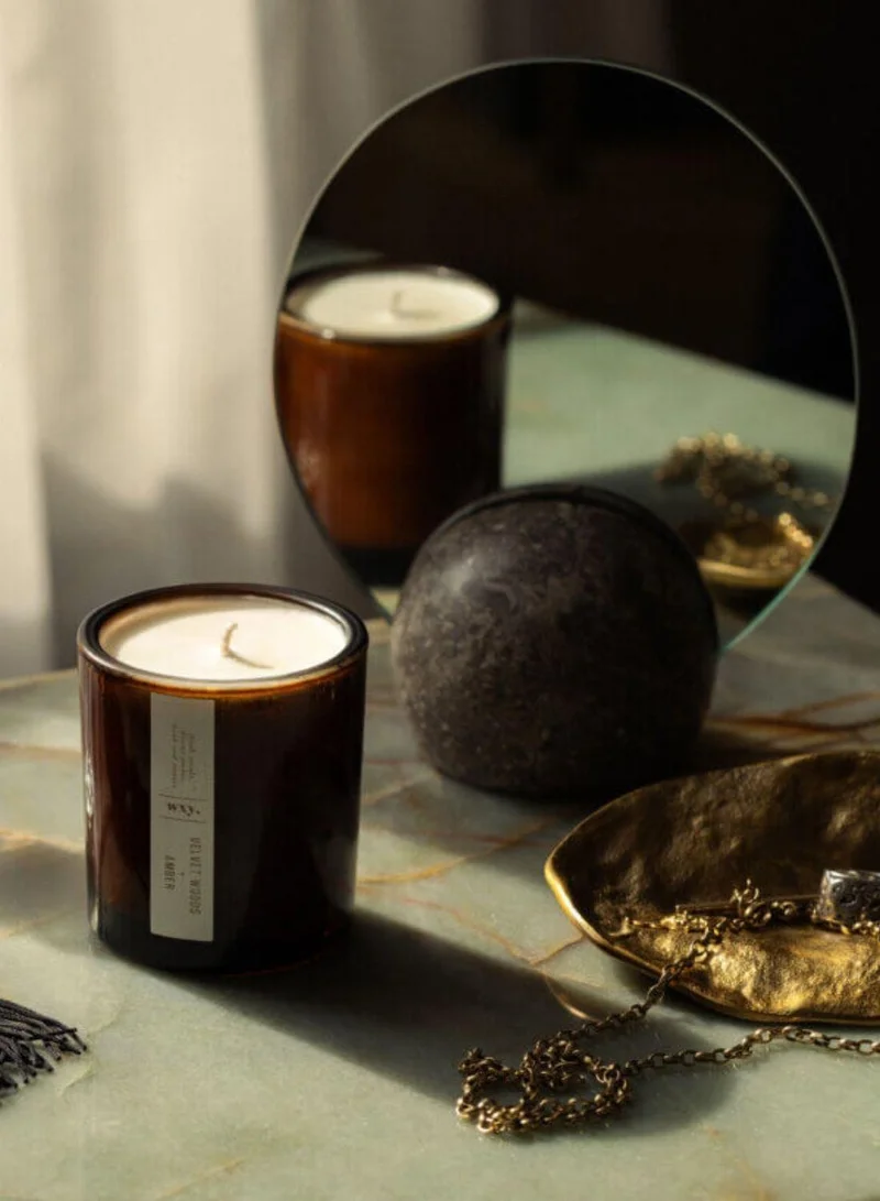دبليو اكس واي شمعة  معطرة أمبر صغيرة برائحة الخشي المخملي