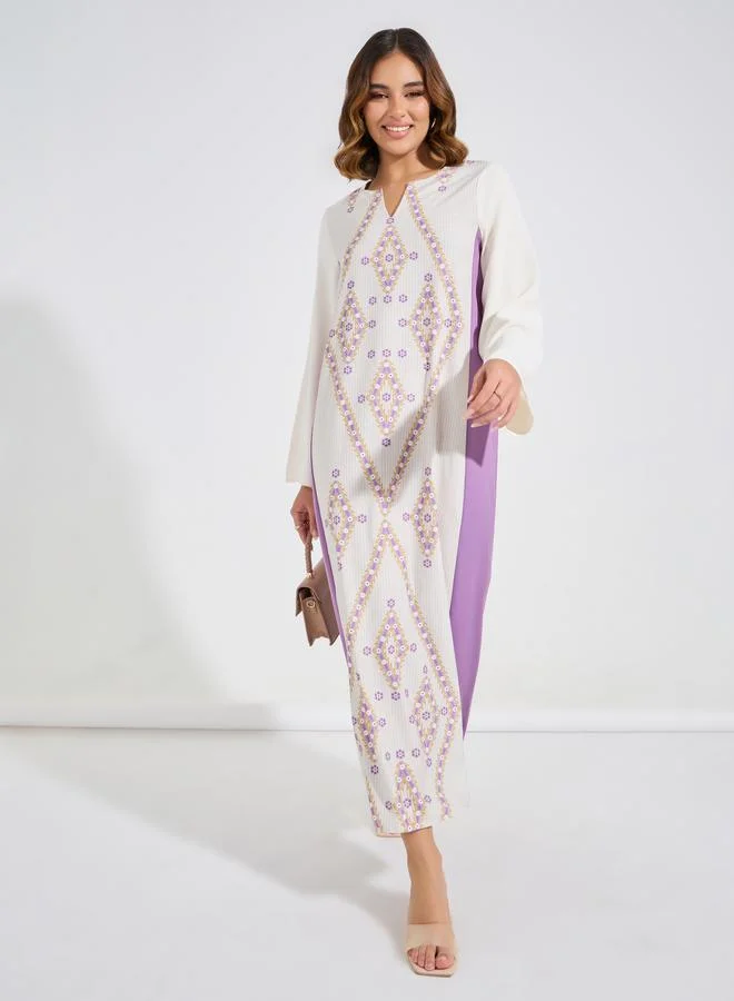 تايك تو جلابية طويلة مطبعة بتفاصيل مُتباينة