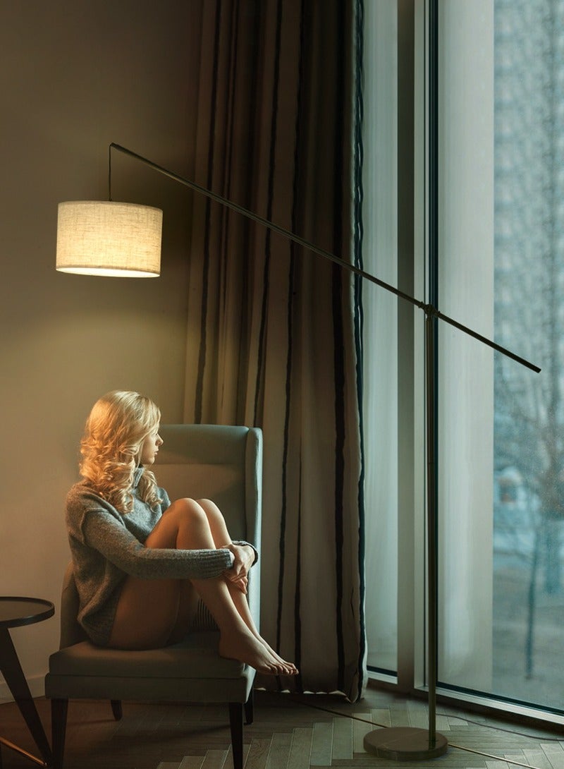 شاربدو مصباح أرضي مقوس 12 وات LED، مصباح أرضي متدلي ناتئ للأريكة، الأريكة، القراءة، غرفة المعيشة، غرفة النوم، ذراع توازن قابل للتعديل من الكتان الطبيعي، غطاء طبلة للقدم، عمود معدني أسود غير لامع 175 × 129 سم - Image 5